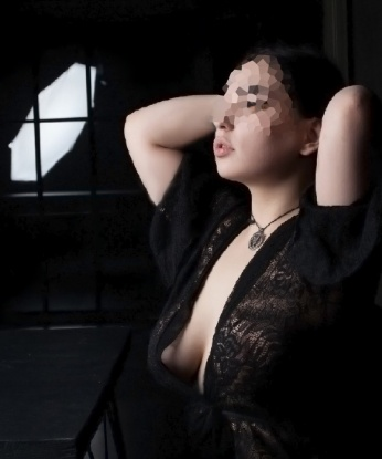 В моих объятьях ты окунешься в океан страсти. Я сделаю все, что бы ты почувствовал себя настоящим мужчиной. 💋
🔥 Мои услуги включают классический секс, оральный секс, эротический массаж и многое другое. Я готова исполнить все твои фантазии и сделать твои мечты реальностью. 😍
🌹 Встречи проходят в комфортабельной атмосфере, где ты сможешь полностью расслабиться и насладиться каждым мгновением. 🌸
✨ Мои клиенты оставляют самые лестные отзывы о наших встречах. Уверена, и тебе понравится время, проведенное со мной. 💕
📷 Фото в моем профиле настоящие и отражают мою красоту и сексуальность. Но все это лишь предвкушение того, что ждет тебя в нашей встрече. 😉
🌃 Живу в самом сердце Москвы и рада встретиться с тобой в любое удобное для тебя время. Давай сделаем нашу встречу незабываемой! 🌹 2285, 21 год